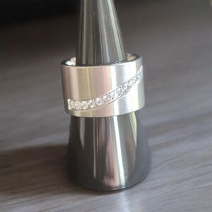 Unisex Stainless Steel Silver Tone Band Ring with Clear Crystal Size 7, 1/2”w